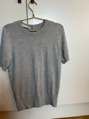 Tröja  - Säljer denna topp/tröja från zara! Använd endast en gång och är i stl S. Säljer för 150kr