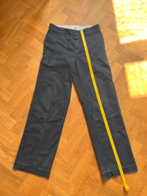 Dickies double knee - Coola dickies byxor, slitna nedtill och ett litet hål på framsidan 