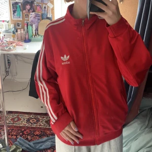 Röd adidas zip up - Röd adidas zip up som är overzised