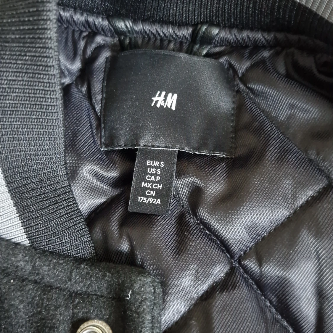 Svart Collagetröja/Varsityjacka - 91