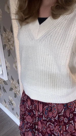 Stikad tröja  - Det är en stikad tröja från hm jag säljer den för den kommer inte till användning men det är inget fel på den köpt för 200 kr och säljer för 50-100men priset kan diskuteras.