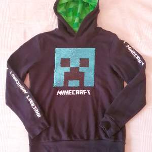 Minecraft hoodie stl 146/152. Vändbara paljetter, Creepern blir grön eller blå. Mycket bra skick, mjuk och skön.