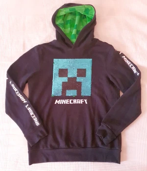 Minecraft hoodie stl 146/152 - Minecraft hoodie stl 146/152. Vändbara paljetter, Creepern blir grön eller blå. Mycket bra skick, mjuk och skön.