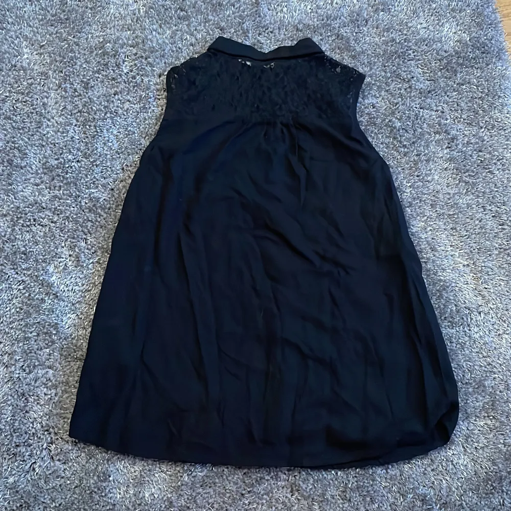 En gammal svart blus från H&M. Blusar.