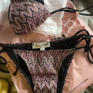 Design by si bikini - Helt ny bikini från design by si. Storlek S på både underdelen och överdelen, säljer då den var för liten och för sent att skicka tillbaka💗Nypris: 420kr