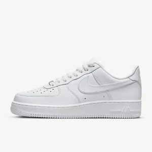 Nike Air Force 1 Low helvita sneakers - Klassiska helvita Nike Air Force 1 Low sneakers med skön passform och ikonisk design. Skon har snörning, rund tå och platt sula. Perfekt för dig som gillar stilrena och tidlösa sneakers i skinn.
