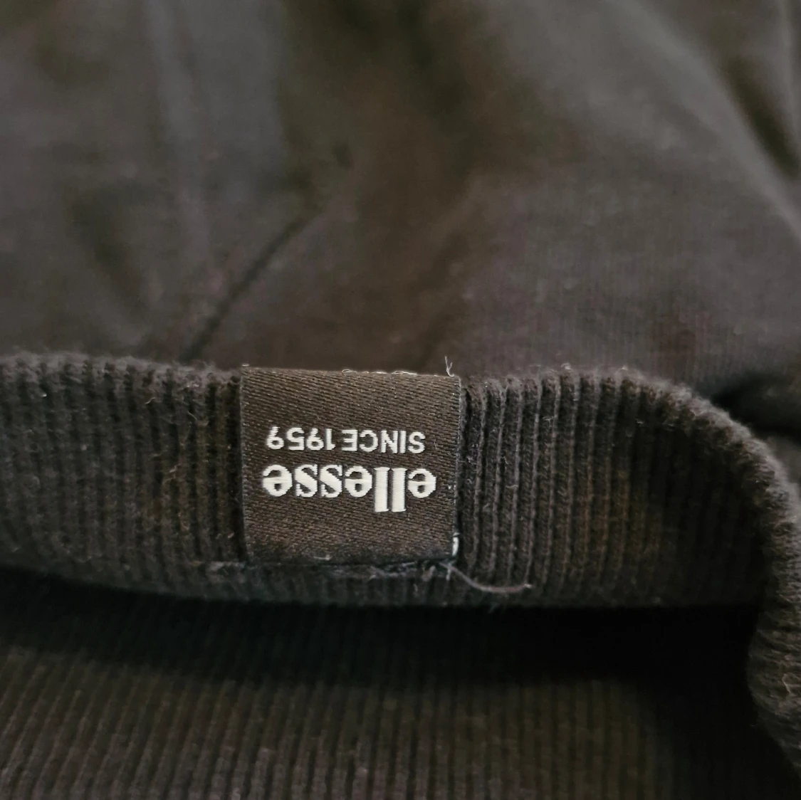 Sommar25. Svart hoodie från Ellesse med broderad logga - 4