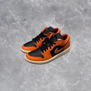 Air Jordan 1 Low SE - Säljer att par feta Jordan 1s med allt og. Skorna är använda två ggr och har till och med kvar pappret som finns lämgst fram i nya skor. Det är WMNS men ser ut som en Unisex sko. Nypris: 2599kr. Hör av dig vid frågor eller funderingar! 