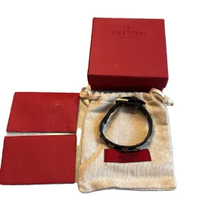 Valentino armband - Valentino armband 💯 [skick 7/10] [garanterat äkta ✅] [nypris :3000kr 🔴 ][allt og ingår] [pris kan diskuteras ✌️] Mvh Gabbe