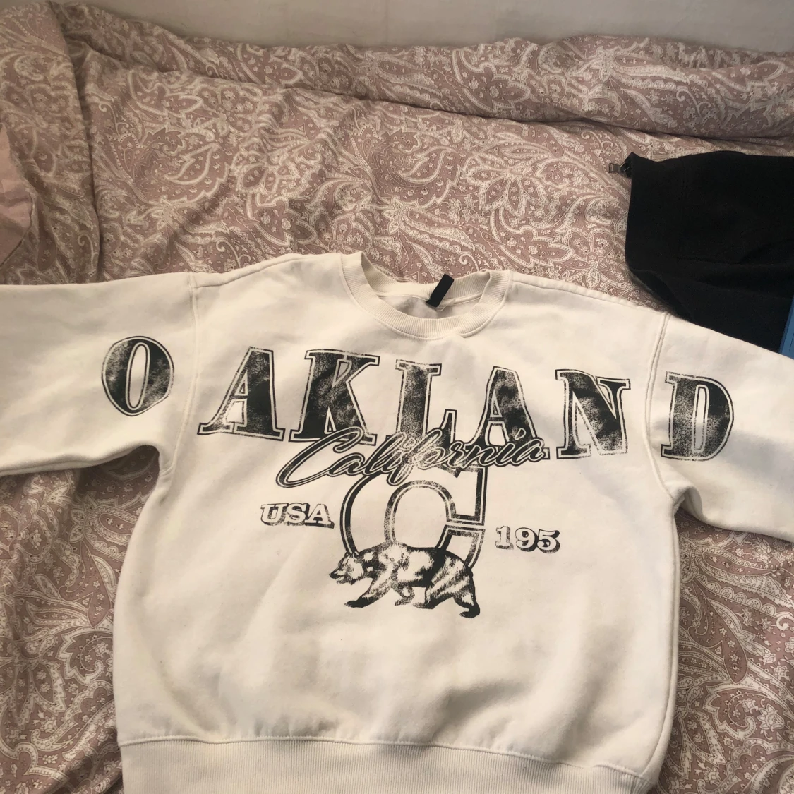 Vit och svart hoodie med tryck - 1