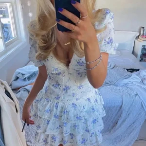 Populär blå vit blommig klänning - Populär klänning💕💕💕 Supersöt, aldrig använd, endast provad med lapp kvar