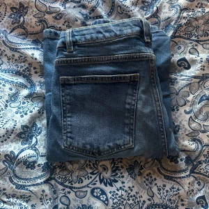 Blå jeansbyxor från LAB Industries - Säljer ett par klassiska blå jeansbyxor från LAB Industries. Byxorna har raka ben, normal passform och en bakficka. Perfekta till vardags och lätta att matcha med olika stilar.