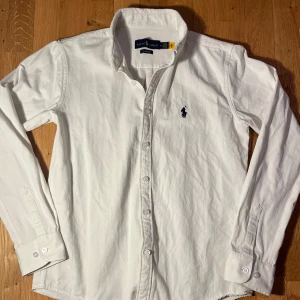 Ralph Lauren skjorta - Fet Ralph Lauren skjorta som knappt är använd. Stilig och jövligt skön nu t sommaren. Det är strl M men skulle säga att den passar S. Hör av dig om du har frågor!🤩