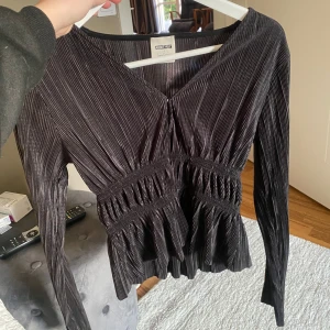 blus - plisserad blus i ”satin” material från about you i storlek xs men passar s också. nypris 400, kan gå ner i pris