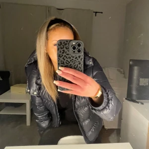Moncler jacka XS/S - Säljer min fina Moncler jacka i storlek 164 då den inte kommer till användning. Jackan är i mycket bra skick och knappt använd. Kan gå ner i pris vid snabbaffär och även byta mot en liknande jacka/cardigan. Hör av dig för mer bilder eller frågor! 😊