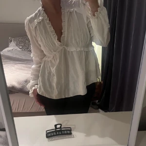 Volangblus - Superfin vit blus från Na-kd som inte kommer till användning. Använd få gånger och utan defekter. De två första bilderna är ej mina, men tredje bilden är. Köpt för 400 mitt pris 200. Skriv privat vid frågor eller fler bilder💓