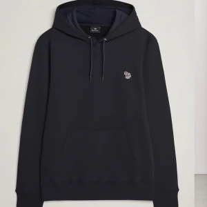 Svart hoodie från Paul Smith - Säljer en svart hoodie från Paul Smith med broderad logga på bröstet. Toppskick 9/10, nypris 2000 köpt på Care of Carl! Skriv vid minsta fråga, kan gå ner i pris vid snabb affär!