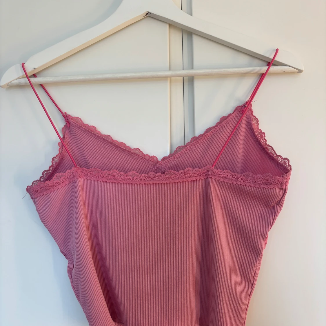 Rosa croppad linnetopp med spets - 2