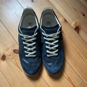 Navy gats - Tjo, säljer dessa navy gats. Använda ~ 1 vecka. Stora i storleken. Storlek 42 cond 9/10                       Du vet varför det är lågt pris :)