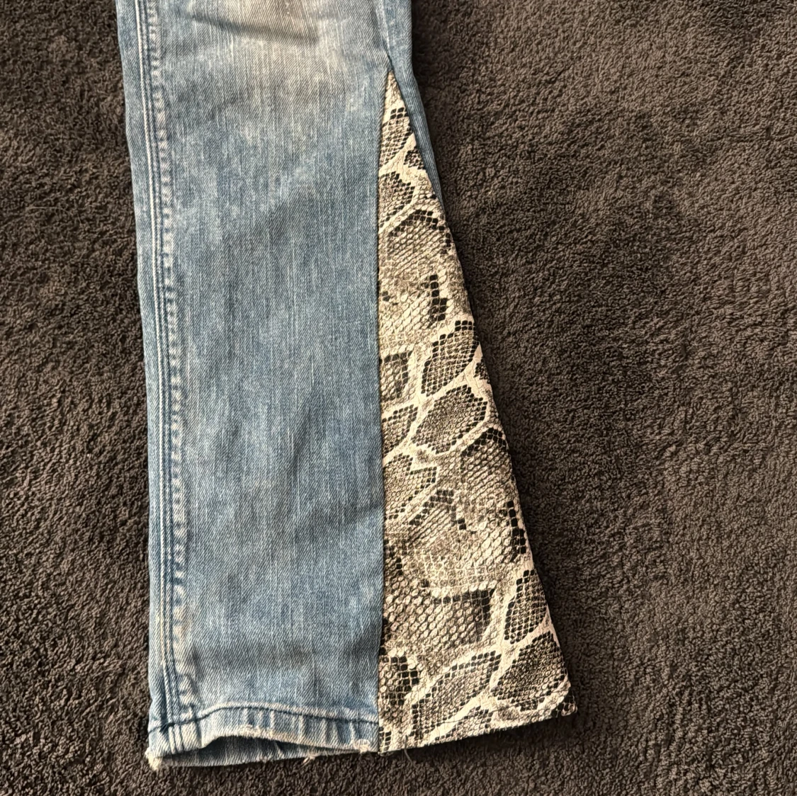 Blå bootcut jeans med ormmönstrad detalj från ONLY - 3