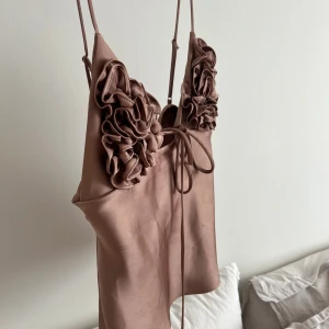 Superfin topp från zara - Superfin glansig topp från zara som är slutsåld! Säljer då den tyärr är för liten för mig, skulle säga att den är ganska liten i bysten
