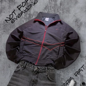 Retro Nike Tröja  - Säljer en tröja från Nike med röda detaljer och dragkedja. Jackan har en normal passform och långa ärmar. Perfekt för sportiga aktiviteter eller en casual look. 🖤