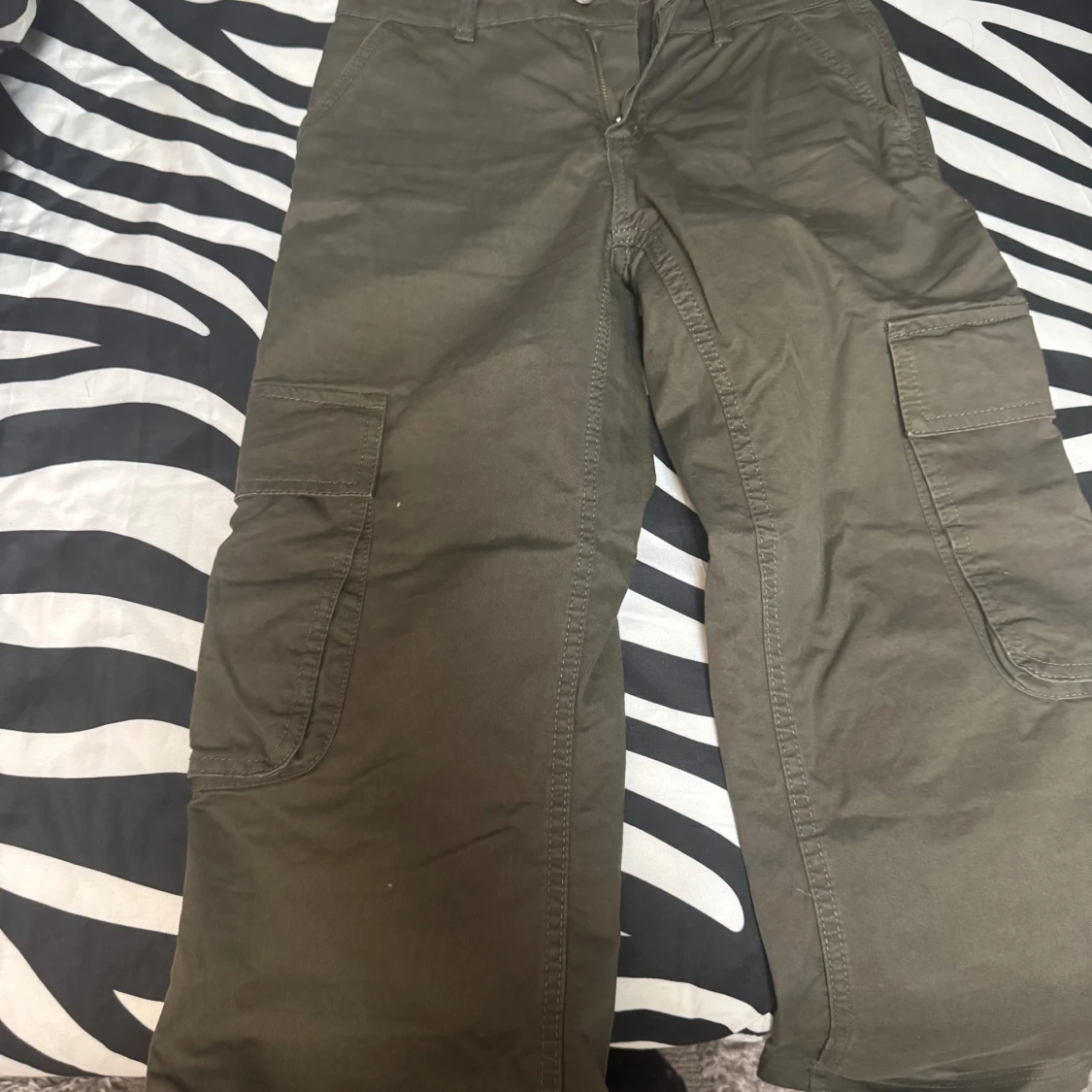 Olivgröna cargopants med raka ben - 3