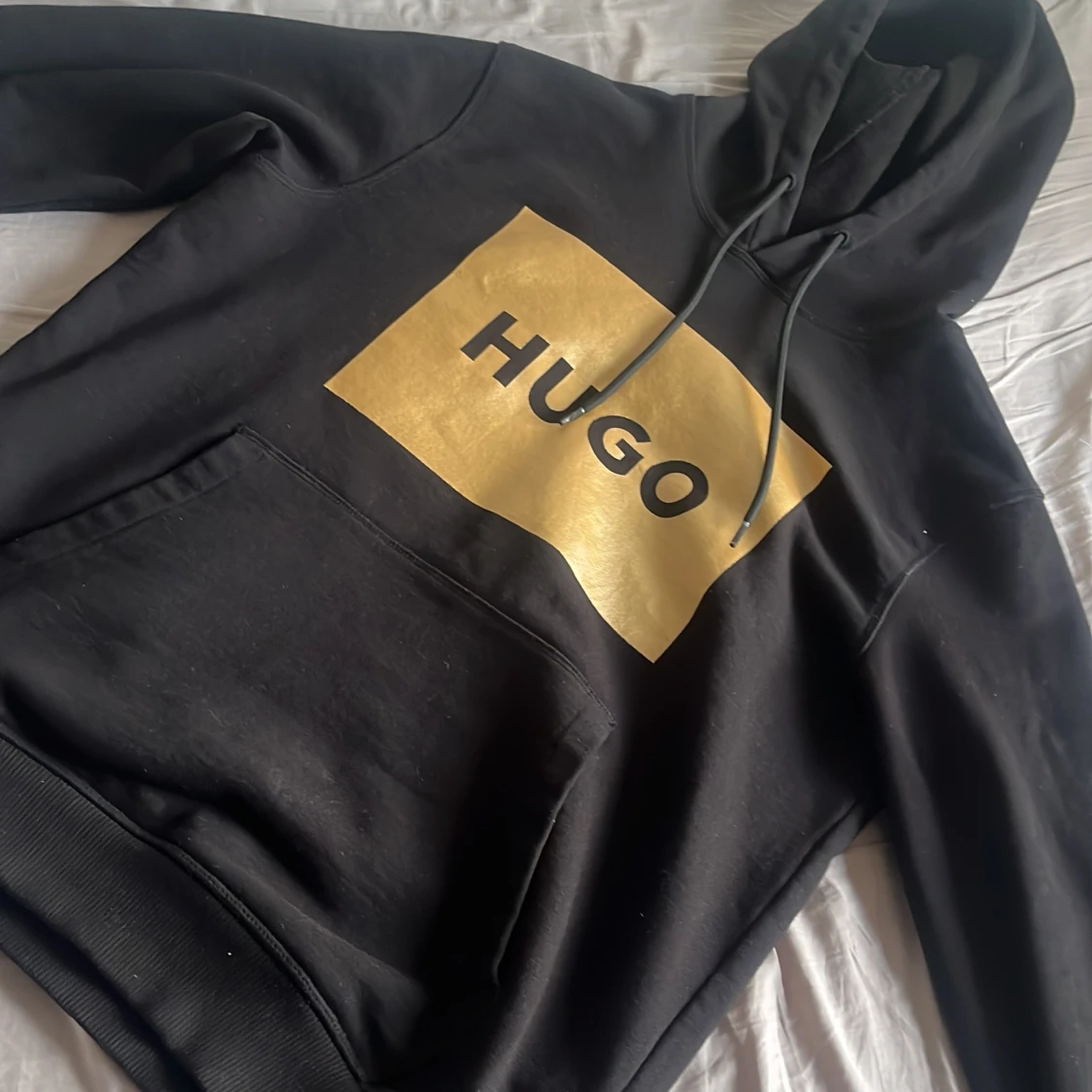 Svart hoodie från HUGO med gulddetalj - 4