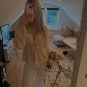 Blus - Ljus beige blus, oanvänd. Super fin!!🥰