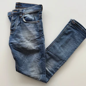 Nudie Jeans Indigo Myth slim - Tja, säljer mina Nudies som knappt är använda och är för små för mig. Inget slitage, con 9/10! Storlek: 28/30. Passar mellan 160-175cm. Vikt upp till ca 65kg! Skriv för frågor och funderingar!