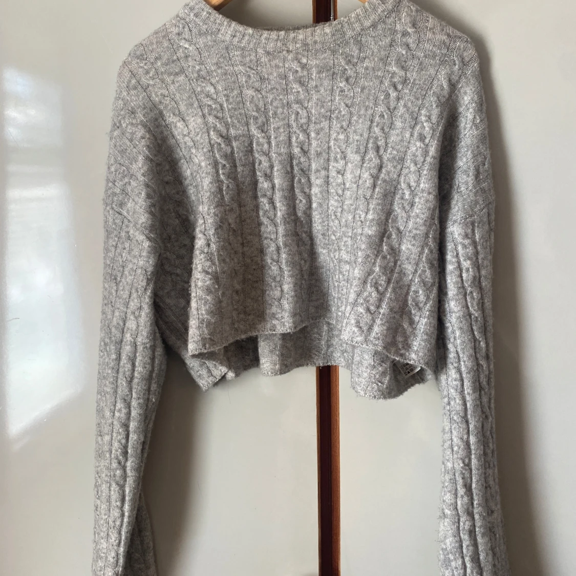 Grå croppad stickad tröja från Bershka