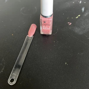 Depend nagellack i nude rosa - Nagellack från Depend i en snygg nude rosa nyans. Använt ca 5ggr.