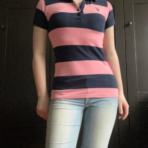 Polo tröja - Super snygg rosa och mörkblå sommar polo tröja