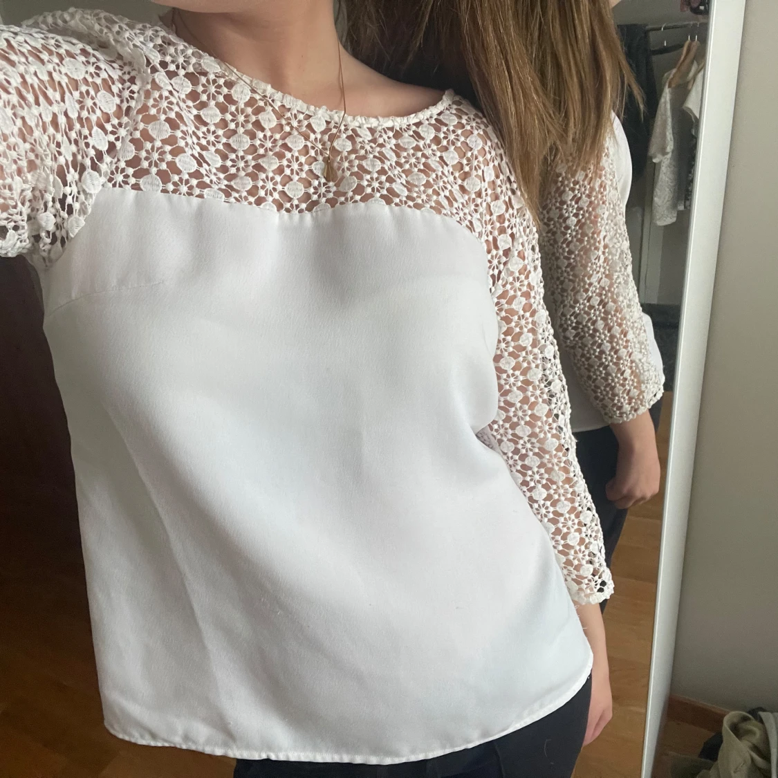 Vit blus med spetsdetaljer från Stockh LM