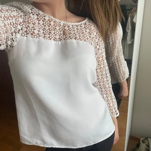 Vit blus med spetsdetaljer från Stockh LM - Säljer en vit blus från Stockh LM med snygga spetsdetaljer upptill och på ärmarna. skriv för fler frågor❣️