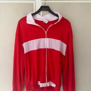 80 tals tracksuit - 80 tals tracksuit köpt från partykungen som är använt en gång. Så nyskick i stort sett. Storlek XL  perfekt till studentfester eller andra tema fester