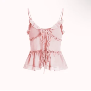 Ljusrosa topp blus - Lånade bilder!! Ljusrosa topp från Designbyamor som blir perfekt till sommarn! Använd vid få enstaka tillfällen & har inga defekter eller syn på användning.  Modell Alexandra Byst 82cm Plagglängd 59cm Storlek XS Nypris 300kr Vid fler bilder eller frågor är det bara att höra av sig🩷