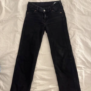 Svarta jeans - Svarta jeans köpte från Nelly🌼storlek S/36