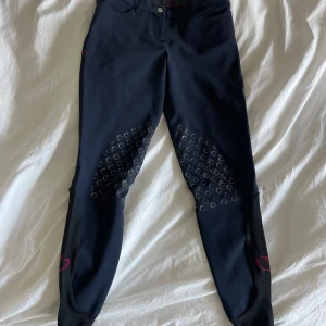 Mörkblå ridbyxor - Säljer mina mörkblå ridbyxor från cavalleria Toscana i storlek 36, det ör Italiens storlek alltså passar de lite mindre i storleken och jag skulle säga att de passar även folk med storlek 34. De är halvskodda, väldigt sköna och stretchiga. Inga defekter, nypris 2800kr