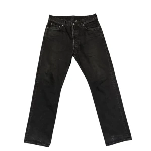 Svarta jeansbyxor från Weekday - Säljer ett par svarta jeansbyxor från Weekday i klassisk rak modell. 