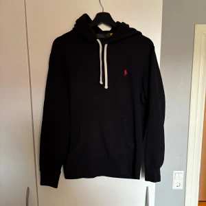 Svart hoodie från Polo Ralph Lauren - OBS STEAL‼️Tvär fet svart hoodie från polo ralph lauren som passar perfekt till exakt allt. Skicket är 9/10-i princip helt ny. Storleken är M och sitter tts. Vi på von ädi har ingen modell som passar i tröjan men hör av dig så skickar vi bild med den på oss så får du se hur den sitter på oss! Priset kan diskuteras vid snabb affär! MVH vi på von ädi closet!