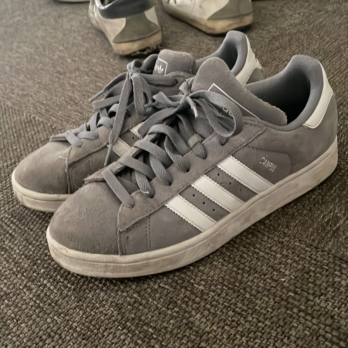 Grå Adidas Campus sneakers - 1
