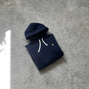 Ralph Lauren hoodie  - Tjena, säljer en riktigt snygg Ralph Lauren hoodie som är i princip HELT NY!! |Nypris ca 2000kr| Storlek är S men passar även XS. Tveka inte att höra av dig vid frågor/funderingar! Pris e såklart diskuterbart😉