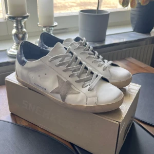Golden Goose - Säljer mina Golden Goose som är i storlek 43. Dem är näst intill oanvända och i mycket bra skick. Hör av er om frågor eller om ni vill ha fler bilder. Priset kan diskuteras!