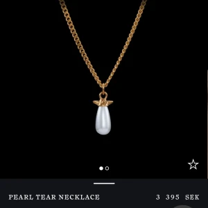 Maria Nilsdotter halsband  - Superfint och nästintill oanvänt Maria Nilsdotter halsband i modellen Pearl Tear, storlek 50 och är slutsålt på deras hemsidan💕nypris 3395 (kan tänka mig att byta mot ett likadant i silver)