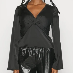 Svart blus - Sååå fin svart blus från Ginatricot, endast använd ett fåtal gånger!! Petite xs