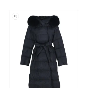 Svart Lilly Jacket Furstockholm  - Säljer en svart lång dunjacka från FurStockholm i modellen Lilly Jacket, använd ungefär 3 gånger och den är köpt förra året i september. Precis som ny. Bilder kan skickas vid önskan🩷