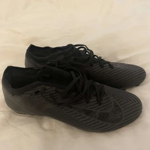 Svarta Nike fotbollsskor med snörning - Säljer ett par svarta Nike mercurial, endast dobbarna som är slitna. Pris kan diskuteras.