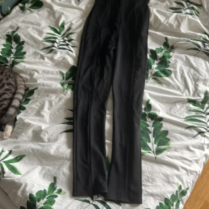 Svarta Nelly thights med jättehög midja - Säljer ett par svarta tights med hög midja då dom inte passar mig längre.