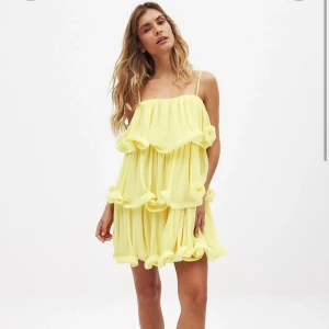 Gul volangklänning Na-kd  - Säljer denna superfina gula klänning från nakd i storlek 36. Den är endast provad så prislappen sitter kvar. Skriv privat för flera bilder!💞Kommer skicka tillbaka den snart!